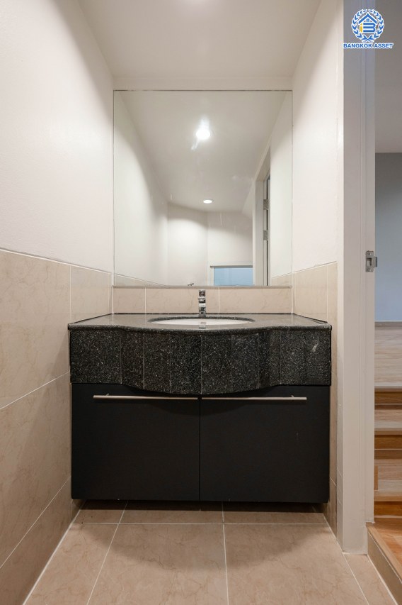 บ้านมือสองตกแต่งใหม่ โครงการ โนเบิลวานา ปิ่นเกล้า1 บ้านเดี่ยวหลังใหญ่ เนื้อที่ 65.6 ตร.ว. พื้นที่ใช้สอย 206.4 ตร.ม. ฟังก์ชัน 3 ห้องนอน 3 ห้องน้ำ 2 ห้องอเนกประสงค์  1 ห้องแม่บ้าน จอดรถได้ 2 คัน บนสุดยอดทำเลเดินทางสะดวก หน้าโครงการติดถนนใหญ่บรมราชชนนี ใกล้ทางคู่ขนานลอยฟ้าบรมราชชนนี ม.มหิดล เซ็นทรัลศาลายา และรายล้อมด้วยสิ่งอำนวยความสะดวกครบ...